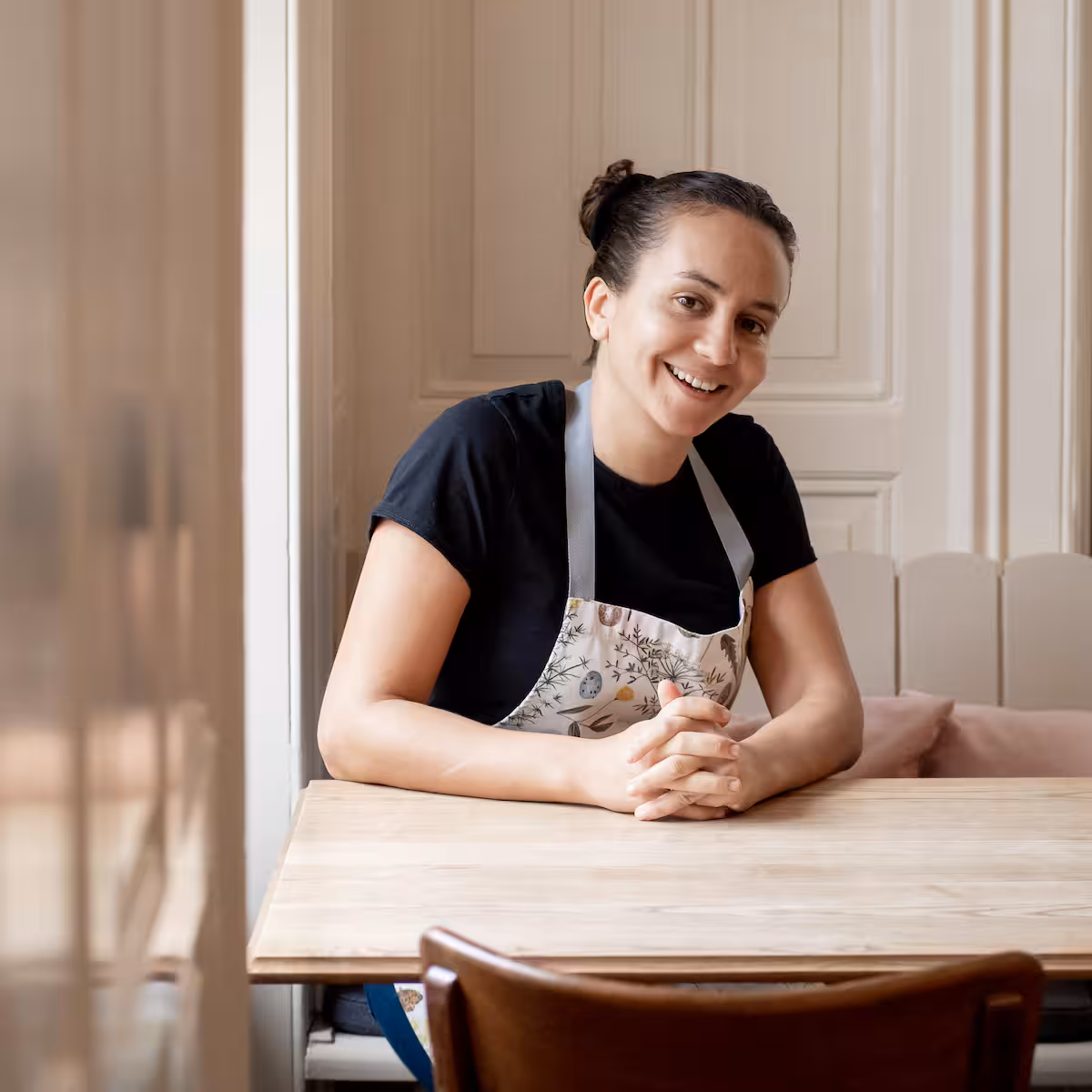 Zineb Hattab, cheffe maroco-suisse, révolutionne la gastronomie végétale en Suisse. Première cheffe vegan étoilée Michelin, elle allie créativité, durabilité et héritage culturel pour transformer la haute cuisine moderne.